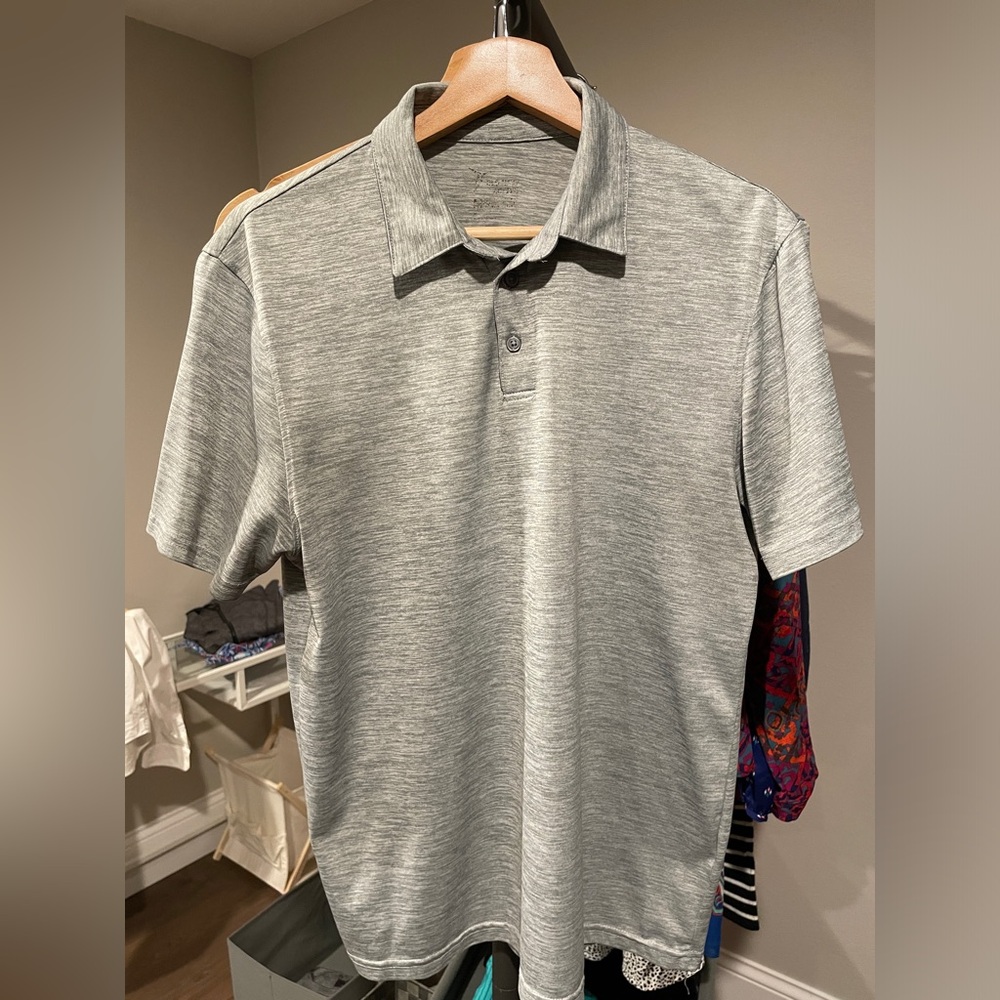 Old Navy Active Men’s golf shirt. Size M. Gently used. Tag worn off.